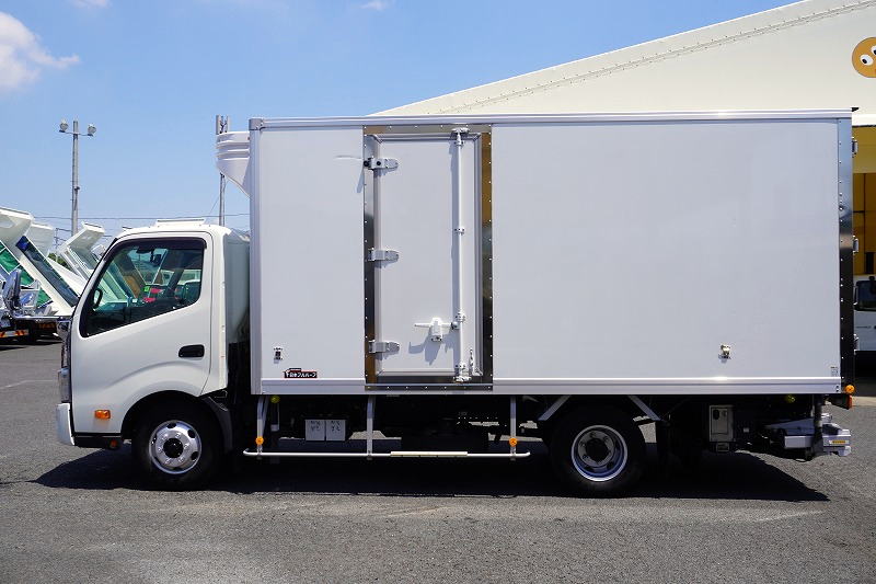 デュトロ　「ワイドロング」　冷蔵冷凍車　積載２９５０ｋｇ　格納パワーゲート　サイドドア　－３０度設定　荷台シマ板張り　ラッシング２段　左電格ミラー　ＬＥＤヘッドライト＆フォグランプ　バックカメラ　ＥＴＣ２．０　坂道発進補助　クリアランスソナー　衝突軽減ブレーキ　車線逸脱警報　６速ＭＴ！　車検「Ｒ７年１１月まで！」1