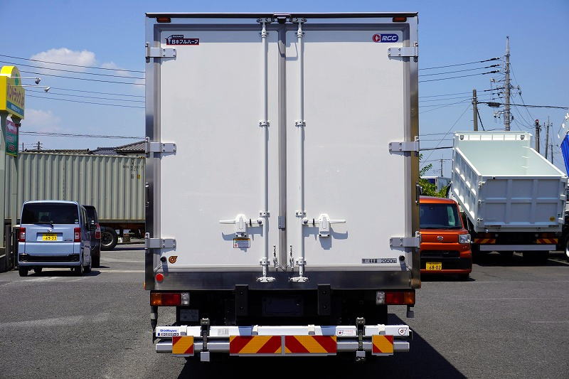 デュトロ　「ワイドロング」　冷蔵冷凍車　積載２９５０ｋｇ　格納パワーゲート　サイドドア　－３０度設定　荷台シマ板張り　ラッシング２段　左電格ミラー　ＬＥＤヘッドライト＆フォグランプ　バックカメラ　ＥＴＣ２．０　坂道発進補助　クリアランスソナー　衝突軽減ブレーキ　車線逸脱警報　６速ＭＴ！　車検「Ｒ７年１１月まで！」2