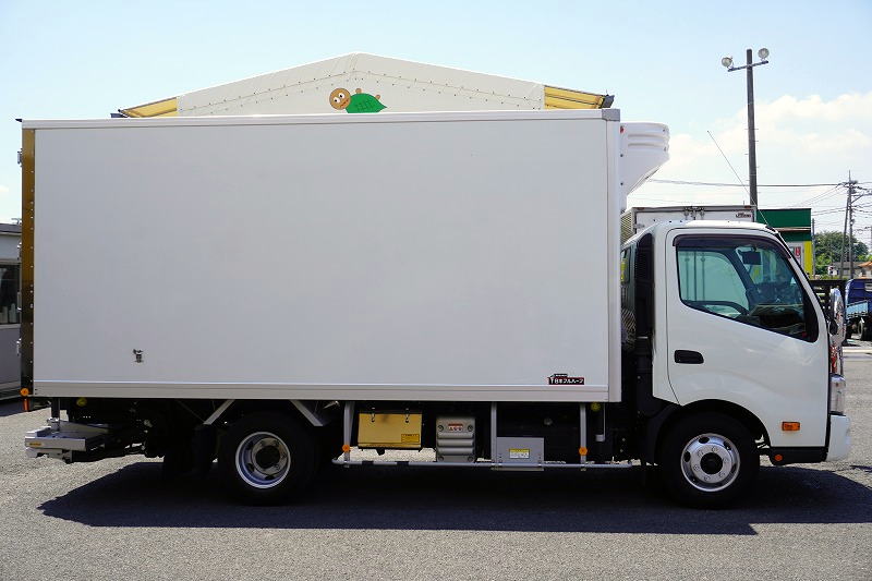 デュトロ　「ワイドロング」　冷蔵冷凍車　積載２９５０ｋｇ　格納パワーゲート　サイドドア　－３０度設定　荷台シマ板張り　ラッシング２段　左電格ミラー　ＬＥＤヘッドライト＆フォグランプ　バックカメラ　ＥＴＣ２．０　坂道発進補助　クリアランスソナー　衝突軽減ブレーキ　車線逸脱警報　６速ＭＴ！　車検「Ｒ７年１１月まで！」3