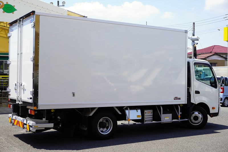 デュトロ　「ワイドロング」　冷蔵冷凍車　積載２９５０ｋｇ　格納パワーゲート　サイドドア　－３０度設定　荷台シマ板張り　ラッシング２段　左電格ミラー　ＬＥＤヘッドライト＆フォグランプ　バックカメラ　ＥＴＣ２．０　坂道発進補助　クリアランスソナー　衝突軽減ブレーキ　車線逸脱警報　６速ＭＴ！　車検「Ｒ７年１１月まで！」6