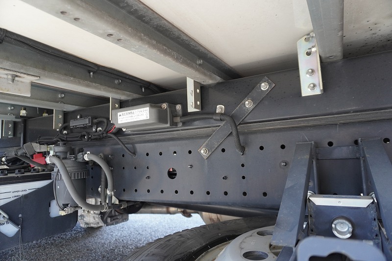 デュトロ　「ワイドロング」　冷蔵冷凍車　積載２９５０ｋｇ　格納パワーゲート　サイドドア　－３０度設定　荷台シマ板張り　ラッシング２段　左電格ミラー　ＬＥＤヘッドライト＆フォグランプ　バックカメラ　ＥＴＣ２．０　坂道発進補助　クリアランスソナー　衝突軽減ブレーキ　車線逸脱警報　６速ＭＴ！　車検「Ｒ７年１１月まで！」11
