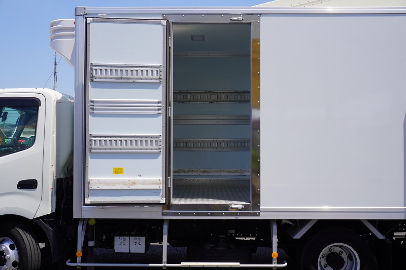 デュトロ　「ワイドロング」　冷蔵冷凍車　積載２９５０ｋｇ　格納パワーゲート　サイドドア　－３０度設定　荷台シマ板張り　ラッシング２段　左電格ミラー　ＬＥＤヘッドライト＆フォグランプ　バックカメラ　ＥＴＣ２．０　坂道発進補助　クリアランスソナー　衝突軽減ブレーキ　車線逸脱警報　６速ＭＴ！　車検「Ｒ７年１１月まで！」16