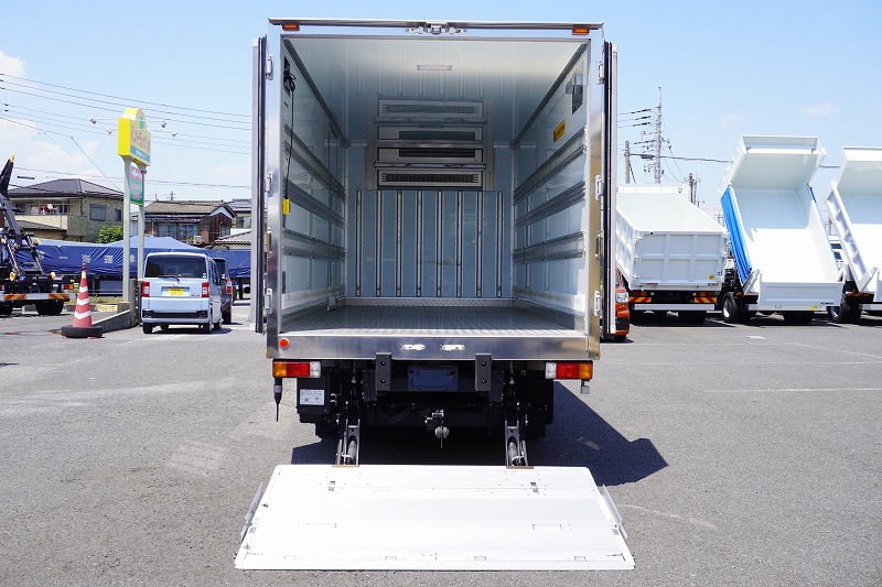 デュトロ　「ワイドロング」　冷蔵冷凍車　積載２９５０ｋｇ　格納パワーゲート　サイドドア　－３０度設定　荷台シマ板張り　ラッシング２段　左電格ミラー　ＬＥＤヘッドライト＆フォグランプ　バックカメラ　ＥＴＣ２．０　坂道発進補助　クリアランスソナー　衝突軽減ブレーキ　車線逸脱警報　６速ＭＴ！　車検「Ｒ７年１１月まで！」17