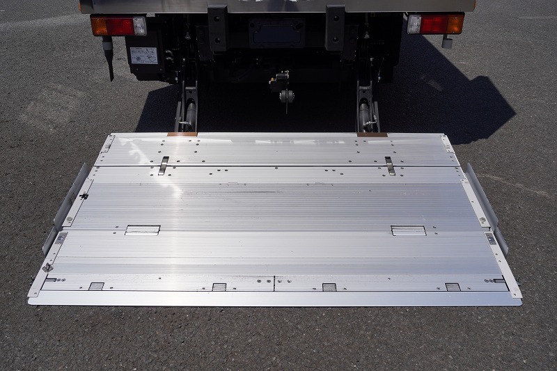 デュトロ　「ワイドロング」　冷蔵冷凍車　積載２９５０ｋｇ　格納パワーゲート　サイドドア　－３０度設定　荷台シマ板張り　ラッシング２段　左電格ミラー　ＬＥＤヘッドライト＆フォグランプ　バックカメラ　ＥＴＣ２．０　坂道発進補助　クリアランスソナー　衝突軽減ブレーキ　車線逸脱警報　６速ＭＴ！　車検「Ｒ７年１１月まで！」24