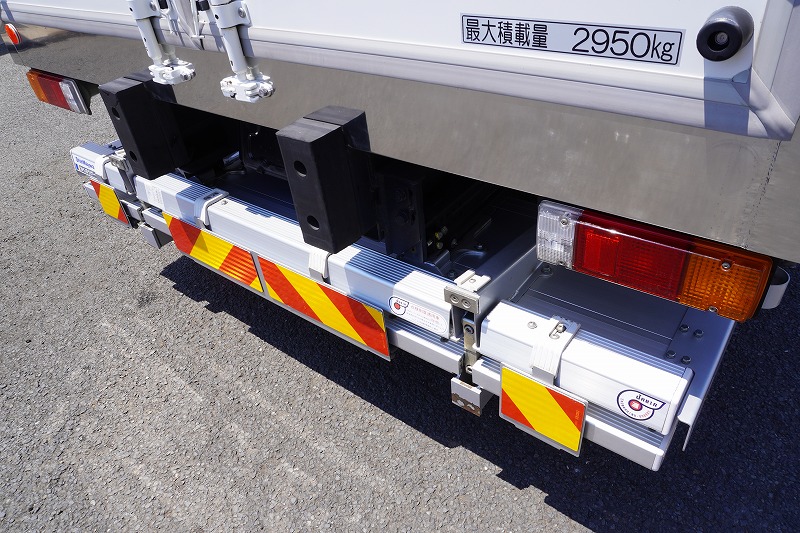 デュトロ　「ワイドロング」　冷蔵冷凍車　積載２９５０ｋｇ　格納パワーゲート　サイドドア　－３０度設定　荷台シマ板張り　ラッシング２段　左電格ミラー　ＬＥＤヘッドライト＆フォグランプ　バックカメラ　ＥＴＣ２．０　坂道発進補助　クリアランスソナー　衝突軽減ブレーキ　車線逸脱警報　６速ＭＴ！　車検「Ｒ７年１１月まで！」31