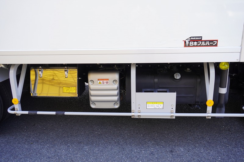 デュトロ　「ワイドロング」　冷蔵冷凍車　積載２９５０ｋｇ　格納パワーゲート　サイドドア　－３０度設定　荷台シマ板張り　ラッシング２段　左電格ミラー　ＬＥＤヘッドライト＆フォグランプ　バックカメラ　ＥＴＣ２．０　坂道発進補助　クリアランスソナー　衝突軽減ブレーキ　車線逸脱警報　６速ＭＴ！　車検「Ｒ７年１１月まで！」32