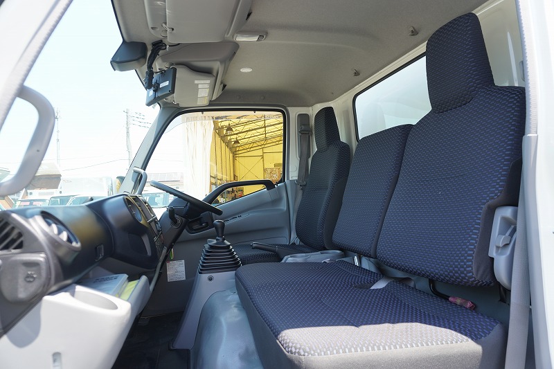 デュトロ　「ワイドロング」　冷蔵冷凍車　積載２９５０ｋｇ　格納パワーゲート　サイドドア　－３０度設定　荷台シマ板張り　ラッシング２段　左電格ミラー　ＬＥＤヘッドライト＆フォグランプ　バックカメラ　ＥＴＣ２．０　坂道発進補助　クリアランスソナー　衝突軽減ブレーキ　車線逸脱警報　６速ＭＴ！　車検「Ｒ７年１１月まで！」43