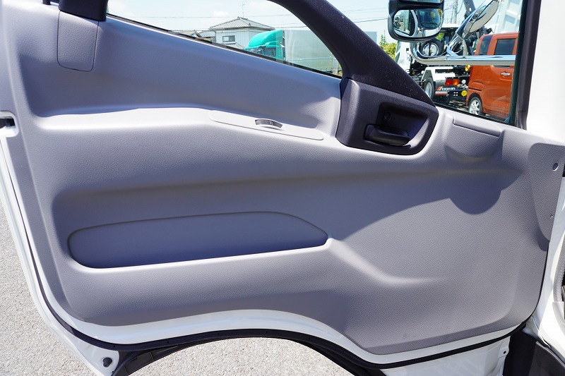 デュトロ　「ワイドロング」　冷蔵冷凍車　積載２９５０ｋｇ　格納パワーゲート　サイドドア　－３０度設定　荷台シマ板張り　ラッシング２段　左電格ミラー　ＬＥＤヘッドライト＆フォグランプ　バックカメラ　ＥＴＣ２．０　坂道発進補助　クリアランスソナー　衝突軽減ブレーキ　車線逸脱警報　６速ＭＴ！　車検「Ｒ７年１１月まで！」45