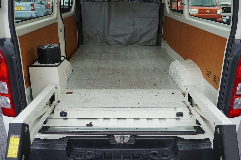 ハイエース　ロング　ＤＸ　４ドア　「ハイルーフ」　ガソリン車　３人乗り　トヨタ車体製パワーゲート　荷台板張り　ＥＴＣ　小窓　ワンオーナー！ＡＴ車！13