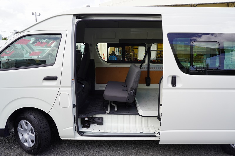 ハイエース　ワイド　スーパーロング　ＤＸ　４ドア　「ハイルーフ」　ガソリン車　３～６人乗り　和光工業製パワーゲート　荷台板張り　ラッシング１段　荷室加工有り　小窓　社外ナビ　バックカメラ　ＥＴＣ　低走行！ＡＴ車！24
