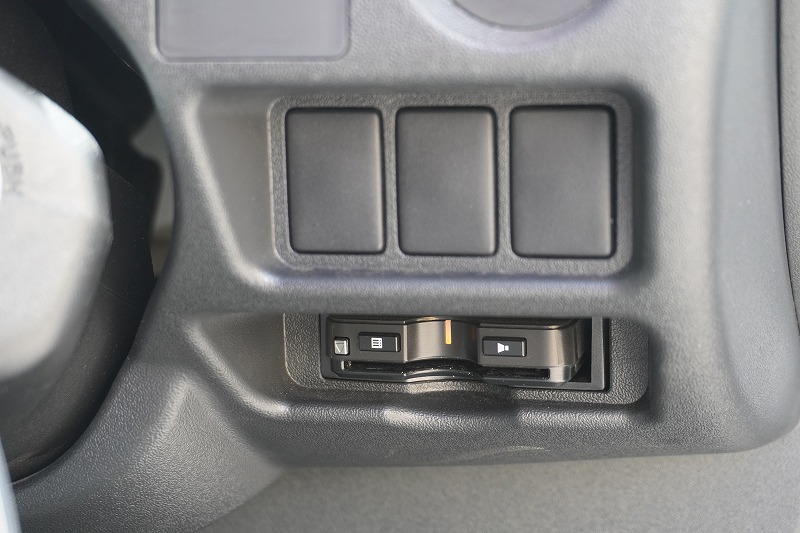 ハイエース　ワイド　スーパーロング　ＤＸ　４ドア　「ハイルーフ」　ガソリン車　３～６人乗り　和光工業製パワーゲート　荷台板張り　ラッシング１段　荷室加工有り　小窓　社外ナビ　バックカメラ　ＥＴＣ　低走行！ＡＴ車！32