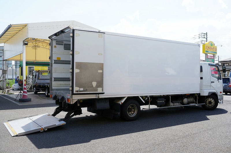 ファイター　４トン　「標準幅　ベッド付き」　冷蔵冷凍車　東プレ製　積載２５００ｋｇ　観音式サイドドア　格納パワーゲート　リーフサス　６ｍ長　－３０度設定　荷台アルミ板張り　ラッシング２段　ラジコン　アルミホイール　メッキパーツ　バックカメラ　６速ＭＴ！フロント画像
