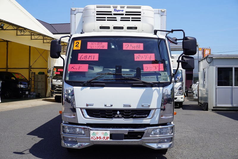 ファイター　４トン　「標準幅　ベッド付き」　冷蔵冷凍車　東プレ製　積載２５００ｋｇ　観音式サイドドア　格納パワーゲート　リーフサス　６ｍ長　－３０度設定　荷台アルミ板張り　ラッシング２段　ラジコン　アルミホイール　メッキパーツ　バックカメラ　６速ＭＴ！0