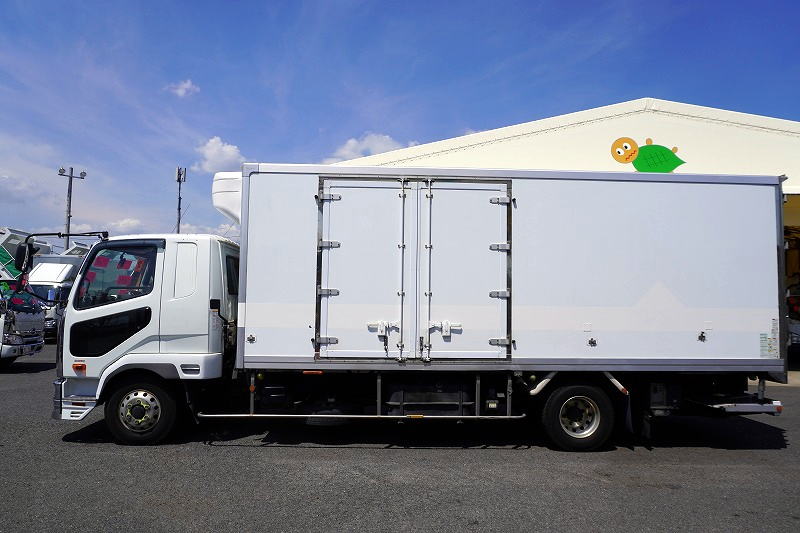 ファイター　４トン　「標準幅　ベッド付き」　冷蔵冷凍車　東プレ製　積載２５００ｋｇ　観音式サイドドア　格納パワーゲート　リーフサス　６ｍ長　－３０度設定　荷台アルミ板張り　ラッシング２段　ラジコン　アルミホイール　メッキパーツ　バックカメラ　６速ＭＴ！1