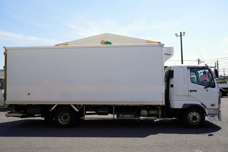 ファイター　４トン　「標準幅　ベッド付き」　冷蔵冷凍車　東プレ製　積載２５００ｋｇ　観音式サイドドア　格納パワーゲート　リーフサス　６ｍ長　－３０度設定　荷台アルミ板張り　ラッシング２段　ラジコン　アルミホイール　メッキパーツ　バックカメラ　６速ＭＴ！3