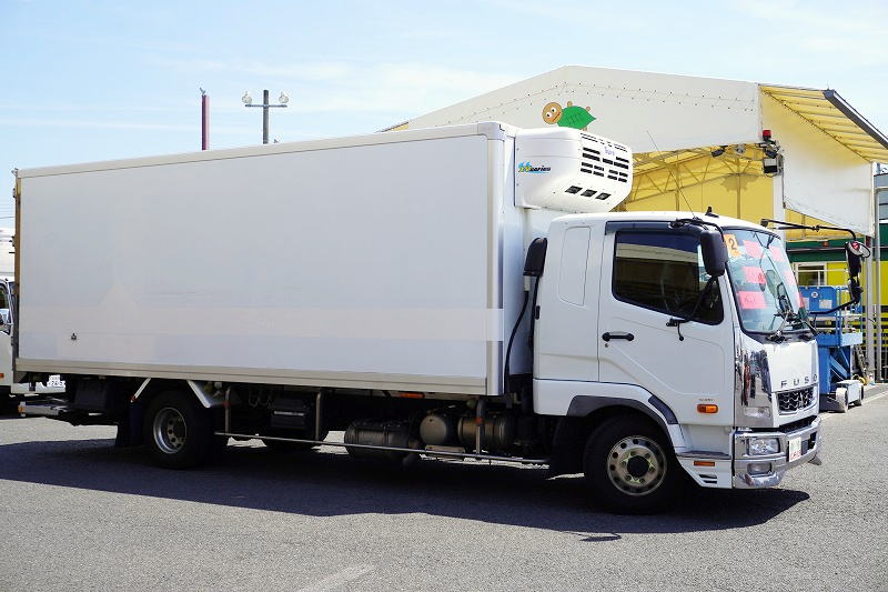 ファイター　４トン　「標準幅　ベッド付き」　冷蔵冷凍車　東プレ製　積載２５００ｋｇ　観音式サイドドア　格納パワーゲート　リーフサス　６ｍ長　－３０度設定　荷台アルミ板張り　ラッシング２段　ラジコン　アルミホイール　メッキパーツ　バックカメラ　６速ＭＴ！4