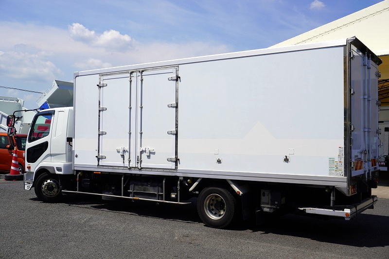 ファイター　４トン　「標準幅　ベッド付き」　冷蔵冷凍車　東プレ製　積載２５００ｋｇ　観音式サイドドア　格納パワーゲート　リーフサス　６ｍ長　－３０度設定　荷台アルミ板張り　ラッシング２段　ラジコン　アルミホイール　メッキパーツ　バックカメラ　６速ＭＴ！5