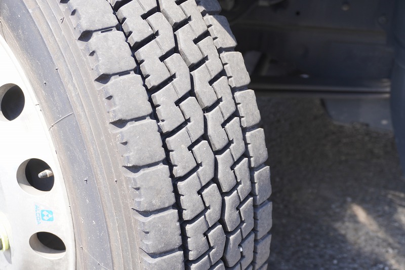 ファイター　４トン　「標準幅　ベッド付き」　冷蔵冷凍車　東プレ製　積載２５００ｋｇ　観音式サイドドア　格納パワーゲート　リーフサス　６ｍ長　－３０度設定　荷台アルミ板張り　ラッシング２段　ラジコン　アルミホイール　メッキパーツ　バックカメラ　６速ＭＴ！8