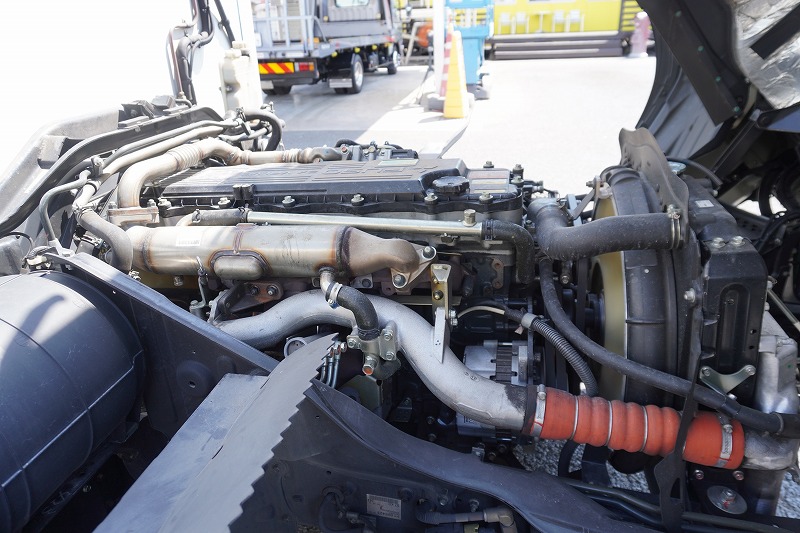 ファイター　４トン　「標準幅　ベッド付き」　冷蔵冷凍車　東プレ製　積載２５００ｋｇ　観音式サイドドア　格納パワーゲート　リーフサス　６ｍ長　－３０度設定　荷台アルミ板張り　ラッシング２段　ラジコン　アルミホイール　メッキパーツ　バックカメラ　６速ＭＴ！14
