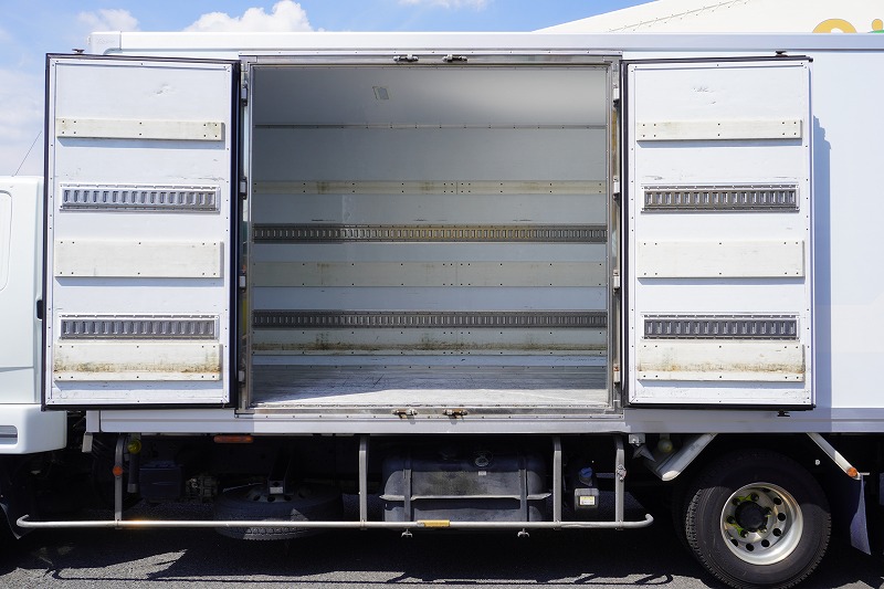 ファイター　４トン　「標準幅　ベッド付き」　冷蔵冷凍車　東プレ製　積載２５００ｋｇ　観音式サイドドア　格納パワーゲート　リーフサス　６ｍ長　－３０度設定　荷台アルミ板張り　ラッシング２段　ラジコン　アルミホイール　メッキパーツ　バックカメラ　６速ＭＴ！17