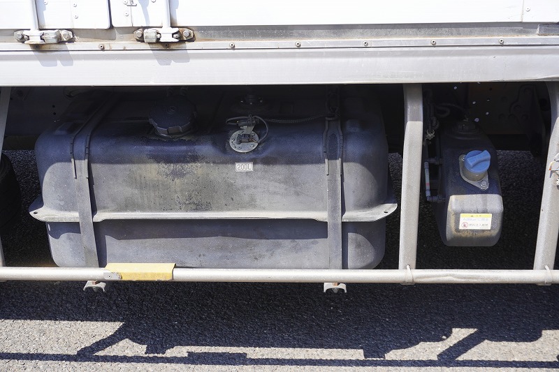 ファイター　４トン　「標準幅　ベッド付き」　冷蔵冷凍車　東プレ製　積載２５００ｋｇ　観音式サイドドア　格納パワーゲート　リーフサス　６ｍ長　－３０度設定　荷台アルミ板張り　ラッシング２段　ラジコン　アルミホイール　メッキパーツ　バックカメラ　６速ＭＴ！18