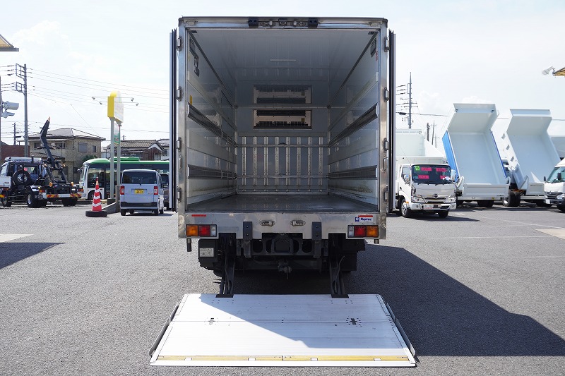 ファイター　４トン　「標準幅　ベッド付き」　冷蔵冷凍車　東プレ製　積載２５００ｋｇ　観音式サイドドア　格納パワーゲート　リーフサス　６ｍ長　－３０度設定　荷台アルミ板張り　ラッシング２段　ラジコン　アルミホイール　メッキパーツ　バックカメラ　６速ＭＴ！19