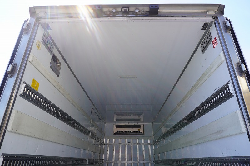 ファイター　４トン　「標準幅　ベッド付き」　冷蔵冷凍車　東プレ製　積載２５００ｋｇ　観音式サイドドア　格納パワーゲート　リーフサス　６ｍ長　－３０度設定　荷台アルミ板張り　ラッシング２段　ラジコン　アルミホイール　メッキパーツ　バックカメラ　６速ＭＴ！21