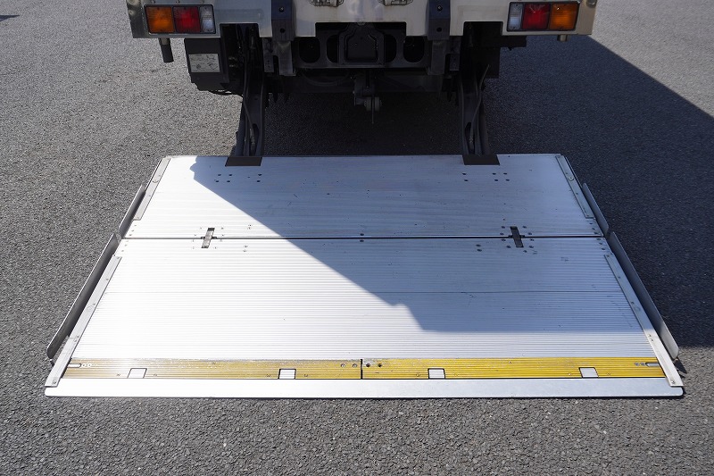 ファイター　４トン　「標準幅　ベッド付き」　冷蔵冷凍車　東プレ製　積載２５００ｋｇ　観音式サイドドア　格納パワーゲート　リーフサス　６ｍ長　－３０度設定　荷台アルミ板張り　ラッシング２段　ラジコン　アルミホイール　メッキパーツ　バックカメラ　６速ＭＴ！24