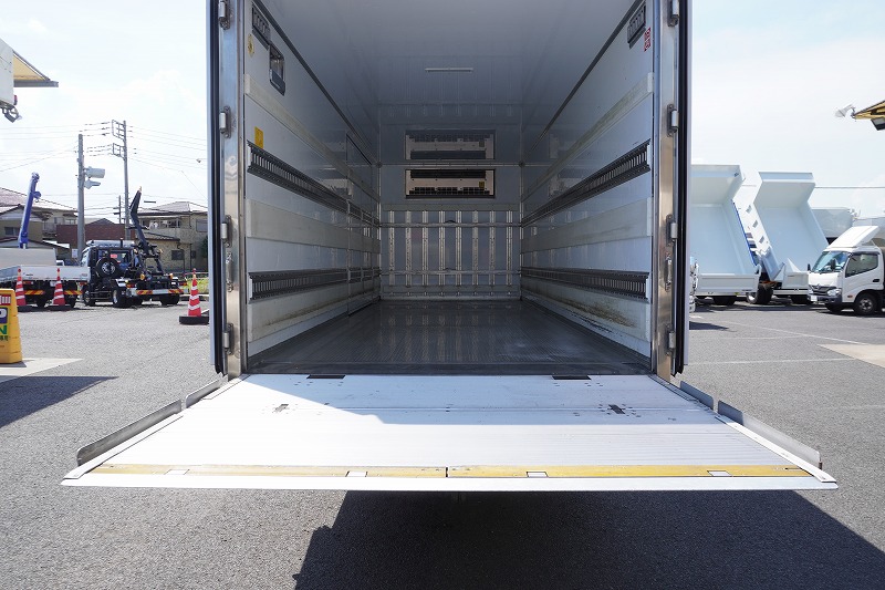 ファイター　４トン　「標準幅　ベッド付き」　冷蔵冷凍車　東プレ製　積載２５００ｋｇ　観音式サイドドア　格納パワーゲート　リーフサス　６ｍ長　－３０度設定　荷台アルミ板張り　ラッシング２段　ラジコン　アルミホイール　メッキパーツ　バックカメラ　６速ＭＴ！26