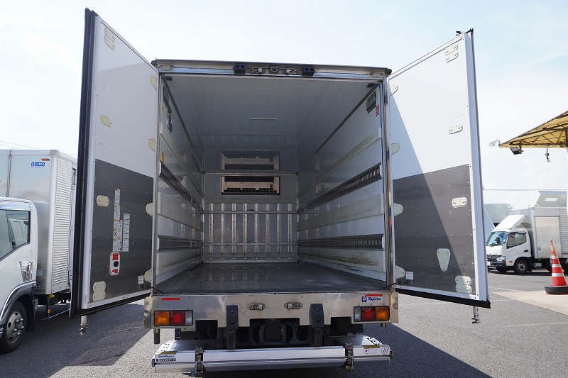ファイター　４トン　「標準幅　ベッド付き」　冷蔵冷凍車　東プレ製　積載２５００ｋｇ　観音式サイドドア　格納パワーゲート　リーフサス　６ｍ長　－３０度設定　荷台アルミ板張り　ラッシング２段　ラジコン　アルミホイール　メッキパーツ　バックカメラ　６速ＭＴ！28