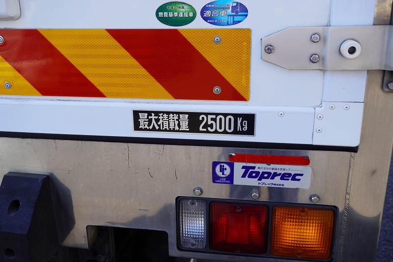 ファイター　４トン　「標準幅　ベッド付き」　冷蔵冷凍車　東プレ製　積載２５００ｋｇ　観音式サイドドア　格納パワーゲート　リーフサス　６ｍ長　－３０度設定　荷台アルミ板張り　ラッシング２段　ラジコン　アルミホイール　メッキパーツ　バックカメラ　６速ＭＴ！30