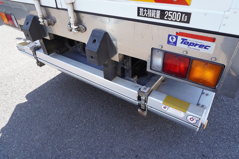 ファイター　４トン　「標準幅　ベッド付き」　冷蔵冷凍車　東プレ製　積載２５００ｋｇ　観音式サイドドア　格納パワーゲート　リーフサス　６ｍ長　－３０度設定　荷台アルミ板張り　ラッシング２段　ラジコン　アルミホイール　メッキパーツ　バックカメラ　６速ＭＴ！31