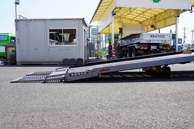 エルフ　「カスタム　ワイド超ロング」　セーフティーローダー　車載専用　古河ユニック製　積載３０００ｋｇ　ラジコン　ウインチ　床フック　一方開　両側電格ミラー　坂道発進補助　ＨＩＤヘッドライト　フォグランプ　社外ナビ　フルセグＴＶ　ＥＴＣ　ステンレス工具箱　メッキパーツ　６速ＭＴ！美車！　車検「Ｒ８年３月まで！」22