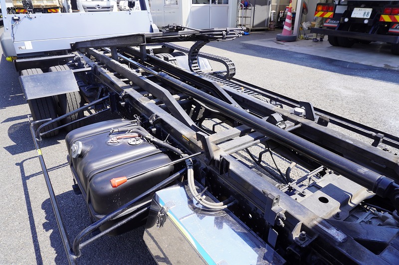 エルフ　「カスタム　ワイド超ロング」　セーフティーローダー　車載専用　古河ユニック製　積載３０００ｋｇ　ラジコン　ウインチ　床フック　一方開　両側電格ミラー　坂道発進補助　ＨＩＤヘッドライト　フォグランプ　社外ナビ　フルセグＴＶ　ＥＴＣ　ステンレス工具箱　メッキパーツ　６速ＭＴ！美車！　車検「Ｒ８年３月まで！」24
