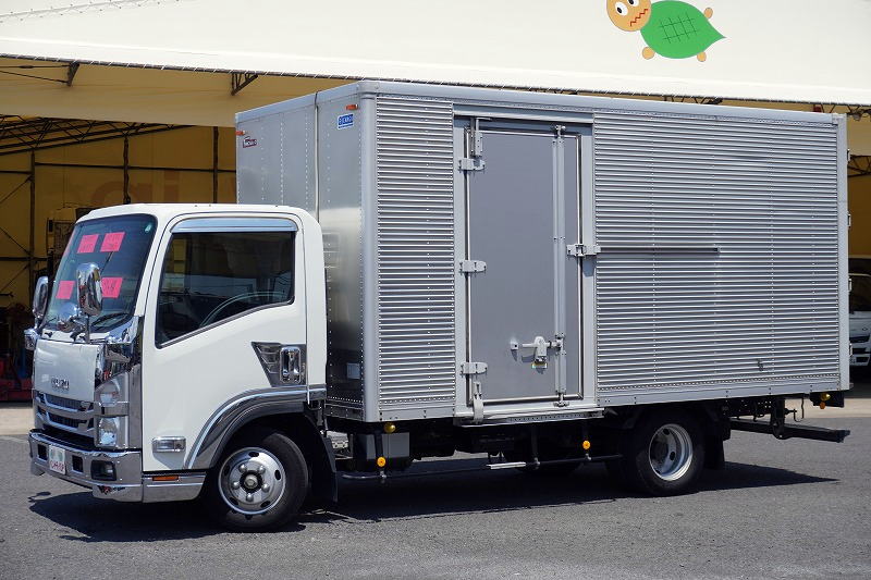 エルフ　「ワイドロング」　アルミバン　積載２０００ｋｇ　サイドドア　ラッシング２段　バックカメラ　社外ナビ　フルセグＴＶ　ＥＴＣ　メッキパーツ　坂道発進補助　左電格ミラー　キーレス　フォグランプ　日本フルハーフ製　ワンオーナー！６速ＭＴ！　車検「Ｒ８年２月まで！」