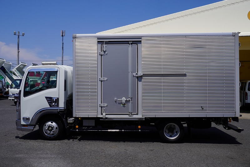 エルフ　「ワイドロング」　アルミバン　積載２０００ｋｇ　サイドドア　ラッシング２段　バックカメラ　社外ナビ　フルセグＴＶ　ＥＴＣ　メッキパーツ　坂道発進補助　左電格ミラー　キーレス　フォグランプ　日本フルハーフ製　ワンオーナー！６速ＭＴ！　車検「Ｒ８年２月まで！」1