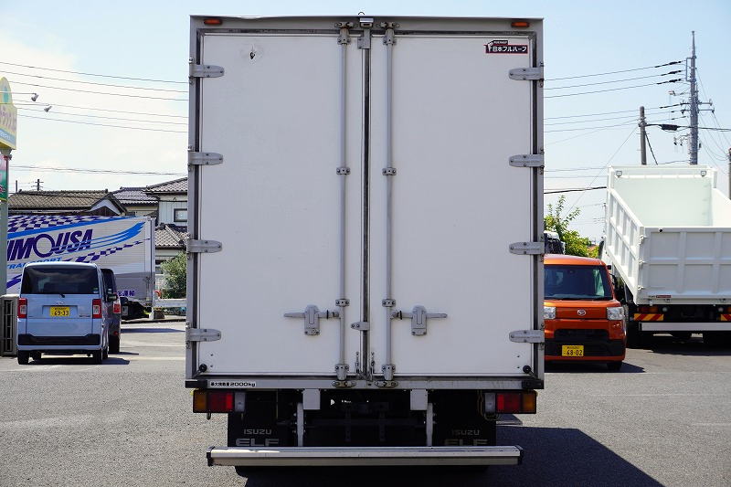 エルフ　「ワイドロング」　アルミバン　積載２０００ｋｇ　サイドドア　ラッシング２段　バックカメラ　社外ナビ　フルセグＴＶ　ＥＴＣ　メッキパーツ　坂道発進補助　左電格ミラー　キーレス　フォグランプ　日本フルハーフ製　ワンオーナー！６速ＭＴ！　車検「Ｒ８年２月まで！」2