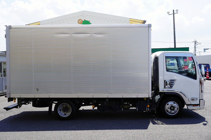 エルフ　「ワイドロング」　アルミバン　積載２０００ｋｇ　サイドドア　ラッシング２段　バックカメラ　社外ナビ　フルセグＴＶ　ＥＴＣ　メッキパーツ　坂道発進補助　左電格ミラー　キーレス　フォグランプ　日本フルハーフ製　ワンオーナー！６速ＭＴ！　車検「Ｒ８年２月まで！」3