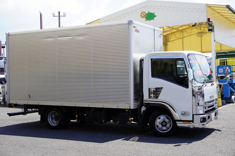 エルフ　「ワイドロング」　アルミバン　積載２０００ｋｇ　サイドドア　ラッシング２段　バックカメラ　社外ナビ　フルセグＴＶ　ＥＴＣ　メッキパーツ　坂道発進補助　左電格ミラー　キーレス　フォグランプ　日本フルハーフ製　ワンオーナー！６速ＭＴ！　車検「Ｒ８年２月まで！」4