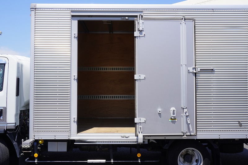 エルフ　「ワイドロング」　アルミバン　積載２０００ｋｇ　サイドドア　ラッシング２段　バックカメラ　社外ナビ　フルセグＴＶ　ＥＴＣ　メッキパーツ　坂道発進補助　左電格ミラー　キーレス　フォグランプ　日本フルハーフ製　ワンオーナー！６速ＭＴ！　車検「Ｒ８年２月まで！」16