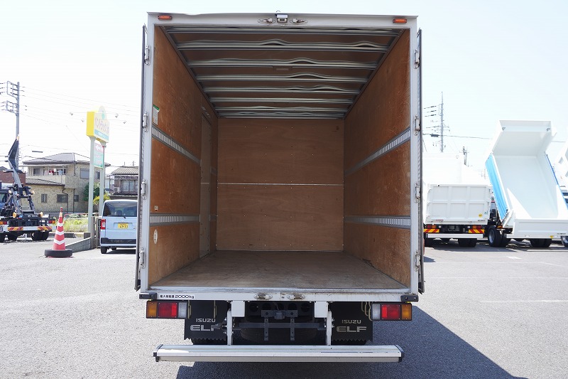 エルフ　「ワイドロング」　アルミバン　積載２０００ｋｇ　サイドドア　ラッシング２段　バックカメラ　社外ナビ　フルセグＴＶ　ＥＴＣ　メッキパーツ　坂道発進補助　左電格ミラー　キーレス　フォグランプ　日本フルハーフ製　ワンオーナー！６速ＭＴ！　車検「Ｒ８年２月まで！」17