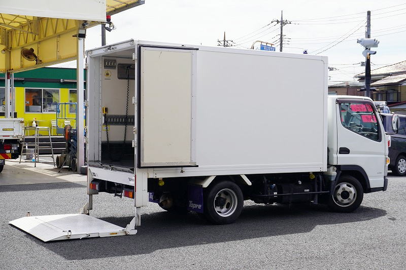 キャンター　１０尺　パネルバン　積載２０００ｋｇ　リア観音扉　垂直パワーゲート　ラッシング１段　荷台ステンレス張り　バックカメラ　社外ナビ　ＥＴＣ　左電格ミラー　車線逸脱警報　フォグランプ　５速ＭＴ！準中型（５トン限定）免許対応！！