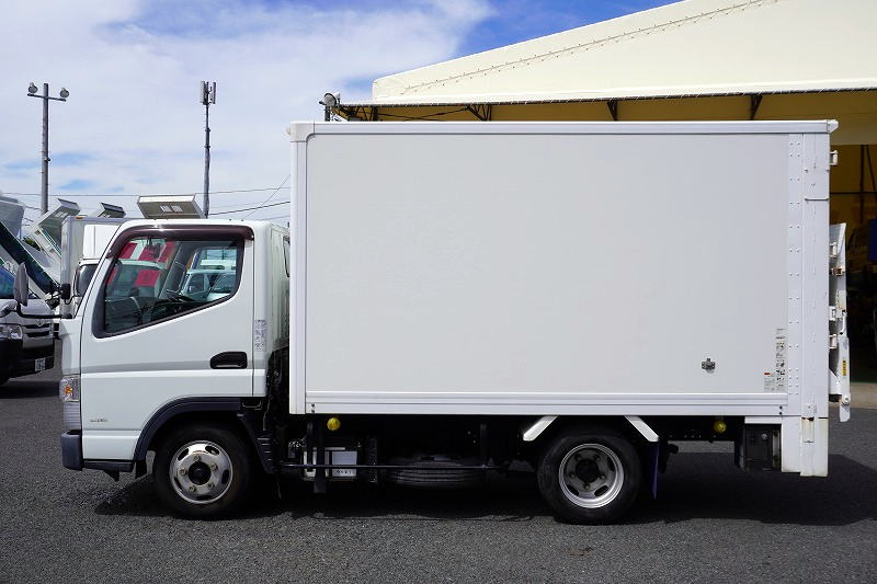 キャンター　１０尺　パネルバン　積載２０００ｋｇ　リア観音扉　垂直パワーゲート　ラッシング１段　荷台ステンレス張り　バックカメラ　社外ナビ　ＥＴＣ　左電格ミラー　車線逸脱警報　フォグランプ　５速ＭＴ！準中型（５トン限定）免許対応！！1