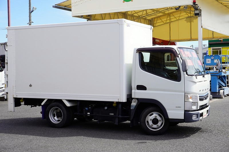 キャンター　１０尺　パネルバン　積載２０００ｋｇ　リア観音扉　垂直パワーゲート　ラッシング１段　荷台ステンレス張り　バックカメラ　社外ナビ　ＥＴＣ　左電格ミラー　車線逸脱警報　フォグランプ　５速ＭＴ！準中型（５トン限定）免許対応！！4