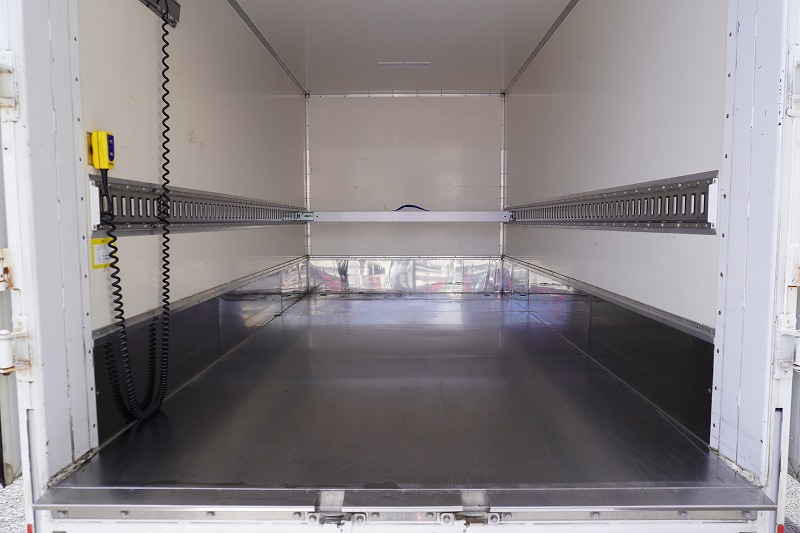 キャンター　１０尺　パネルバン　積載２０００ｋｇ　リア観音扉　垂直パワーゲート　ラッシング１段　荷台ステンレス張り　バックカメラ　社外ナビ　ＥＴＣ　左電格ミラー　車線逸脱警報　フォグランプ　５速ＭＴ！準中型（５トン限定）免許対応！！17