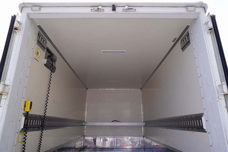 キャンター　１０尺　パネルバン　積載２０００ｋｇ　リア観音扉　垂直パワーゲート　ラッシング１段　荷台ステンレス張り　バックカメラ　社外ナビ　ＥＴＣ　左電格ミラー　車線逸脱警報　フォグランプ　５速ＭＴ！準中型（５トン限定）免許対応！！18