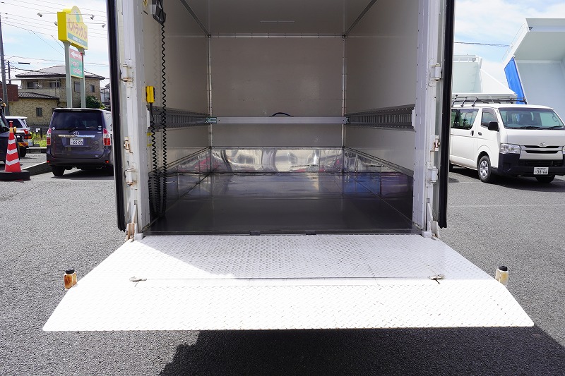 キャンター　１０尺　パネルバン　積載２０００ｋｇ　リア観音扉　垂直パワーゲート　ラッシング１段　荷台ステンレス張り　バックカメラ　社外ナビ　ＥＴＣ　左電格ミラー　車線逸脱警報　フォグランプ　５速ＭＴ！準中型（５トン限定）免許対応！！22