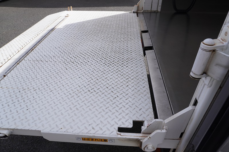 キャンター　１０尺　パネルバン　積載２０００ｋｇ　リア観音扉　垂直パワーゲート　ラッシング１段　荷台ステンレス張り　バックカメラ　社外ナビ　ＥＴＣ　左電格ミラー　車線逸脱警報　フォグランプ　５速ＭＴ！準中型（５トン限定）免許対応！！23
