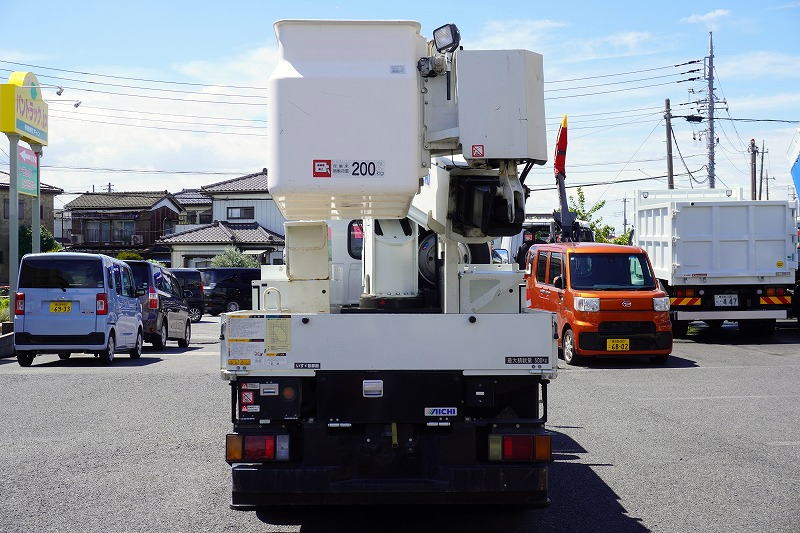 エルフ　高所作業車　アイチ製（ＳＢ１０Ａ）　最大地上高９．７ｍ　ＦＲＰバケット　バケット積載荷重２００ｋｇ　積載５００ｋｇ　工具入れ　ジョイスティックタイプ　アワーメーター：２１１２ｈ　左電格ミラー　坂道発進補助　ＥＴＣ　通信工事仕様！６速ＭＴ！2