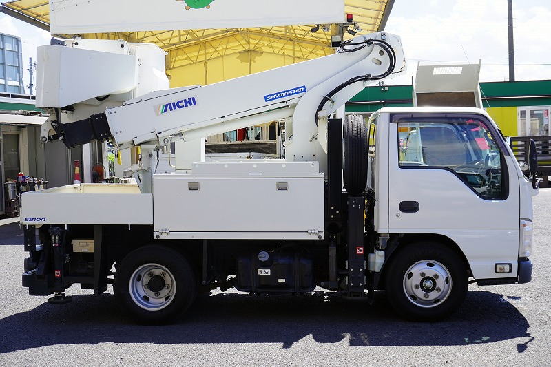 エルフ　高所作業車　アイチ製（ＳＢ１０Ａ）　最大地上高９．７ｍ　ＦＲＰバケット　バケット積載荷重２００ｋｇ　積載５００ｋｇ　工具入れ　ジョイスティックタイプ　アワーメーター：２１１２ｈ　左電格ミラー　坂道発進補助　ＥＴＣ　通信工事仕様！６速ＭＴ！3
